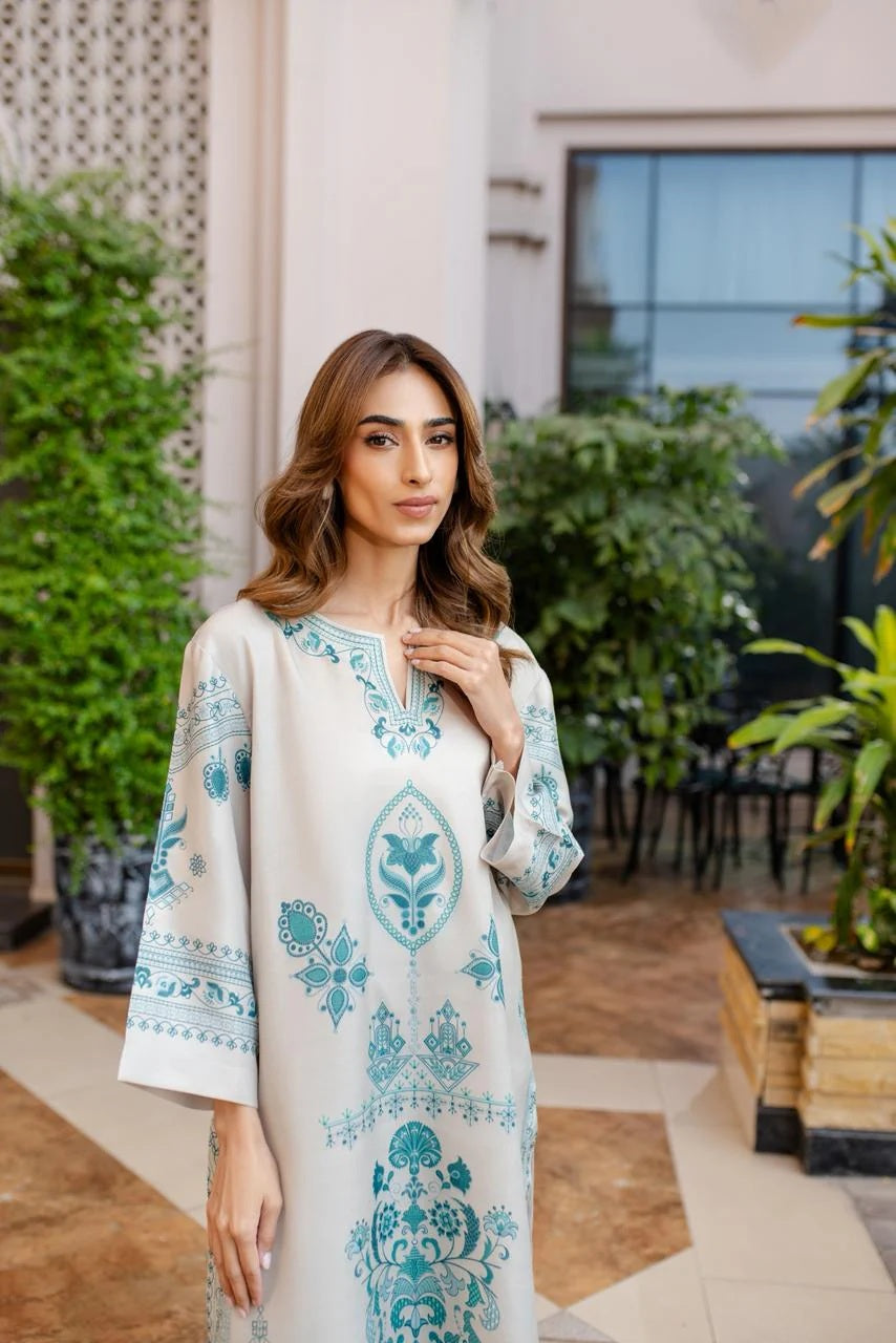 Pair with nude or metallic heels and delicate earrings for a refined festive look. Add an ivory or matching turquoise headscarf to complete the outfit with effortless grace.